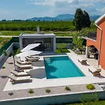 Miamare Luxury With Pool Surrounded By Nature Villa *
