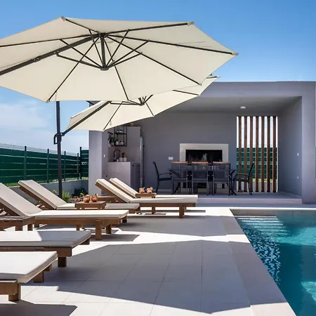 Miamare Luxury With Pool Surrounded By Nature 빌라 *