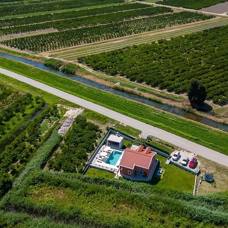 Miamare Luxury With Pool Surrounded By Nature 빌라